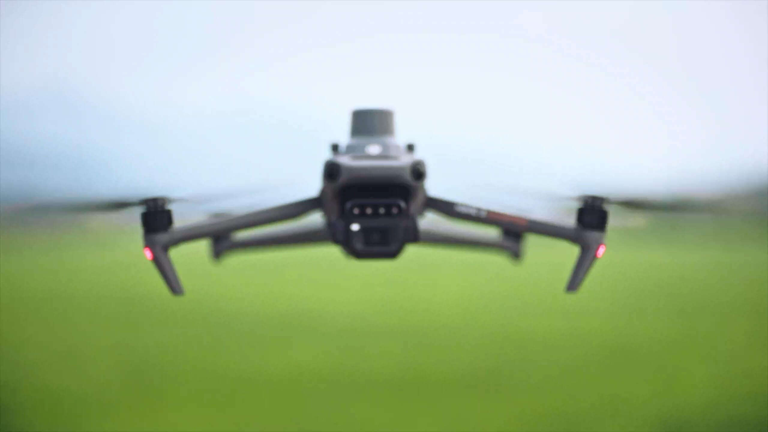 DJI Mavic 3M над сельскохозяйственным полем